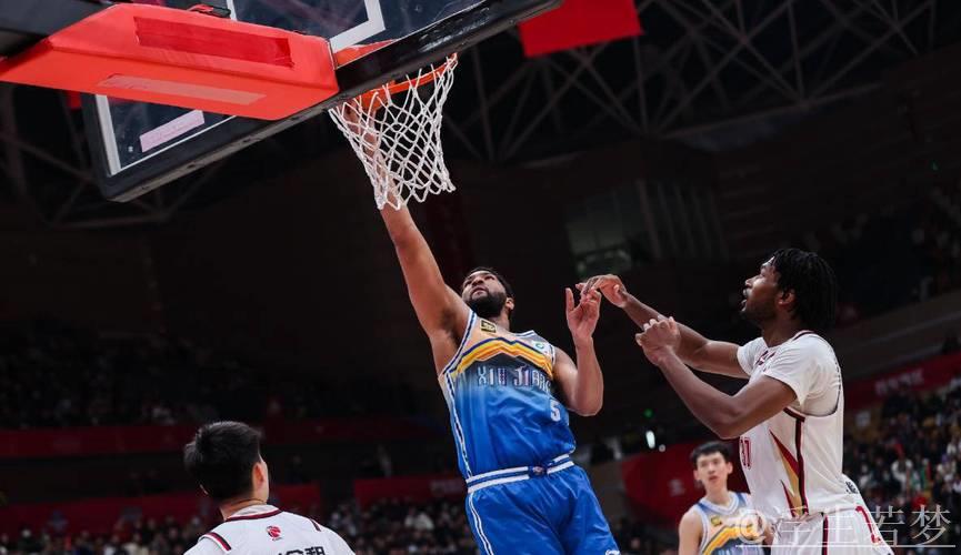 劳森跟进暴扣得分 齐麟反击上篮遗憾偏出